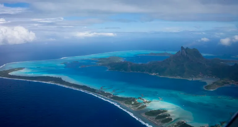 Vue aérienne du lagon et des reliefs de Bora Bora, photographiés en juin 2009