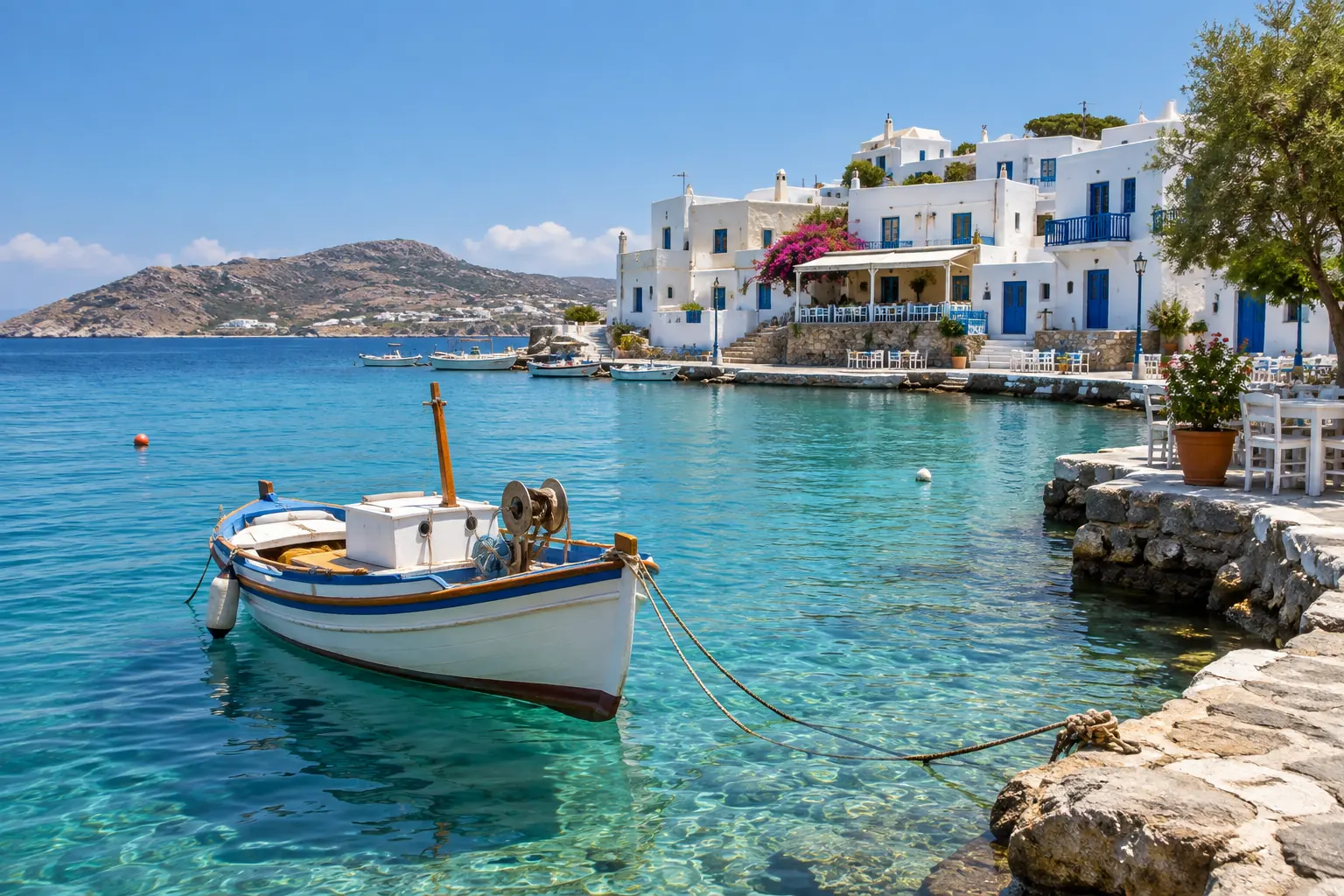 Petit port des Cyclades entre maisons blanches et mer Égée