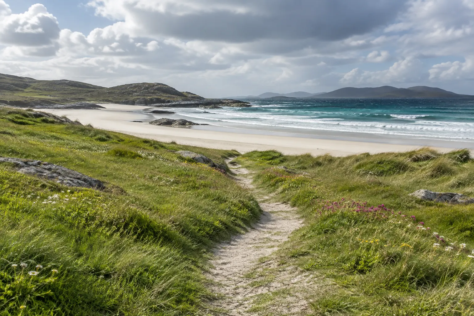 Sentier côtier des Hébrides menant vers une plage atlantique
