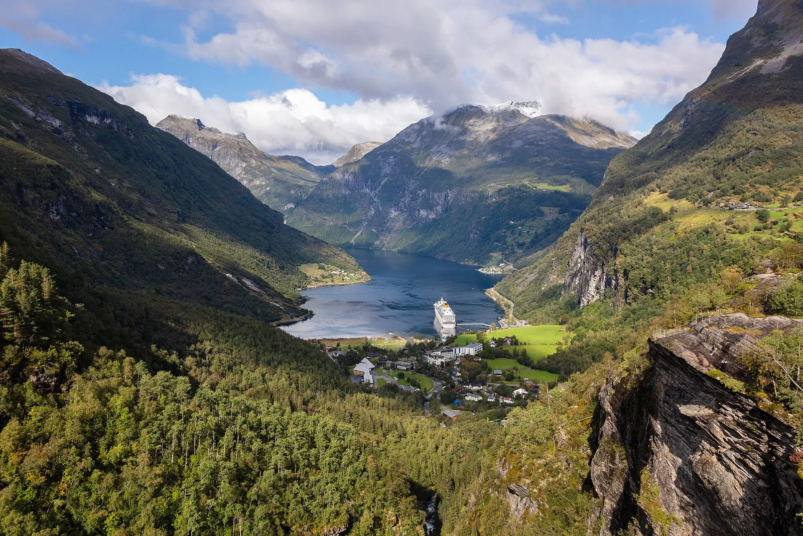 Le Geirangerfjord vu depuis Flydalsjuvet, en Norvège, en septembre 2019