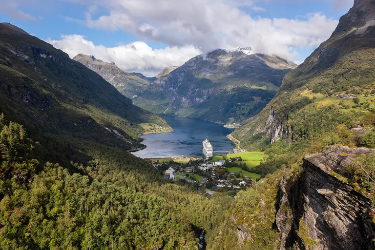Le Geirangerfjord vu depuis Flydalsjuvet, en Norvège, en septembre 2019