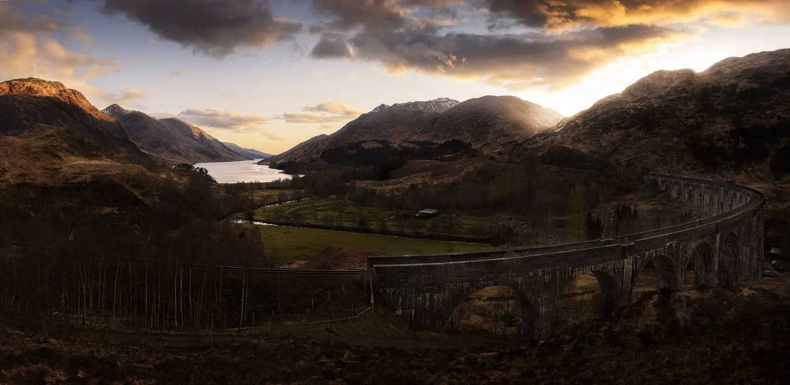 Le viaduc de Glenfinnan dans le paysage des Highlands, sous une lumière de fin de journée