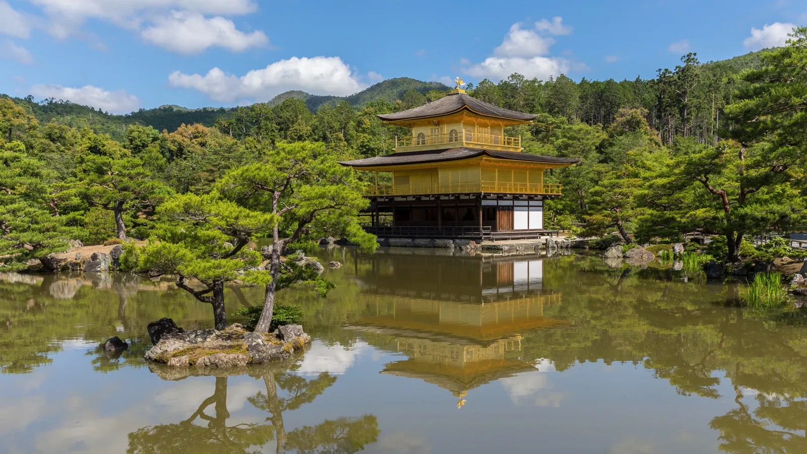Le pavillon du Kinkaku-ji et son reflet dans l’étang à Kyoto, photographiés en juin 2019