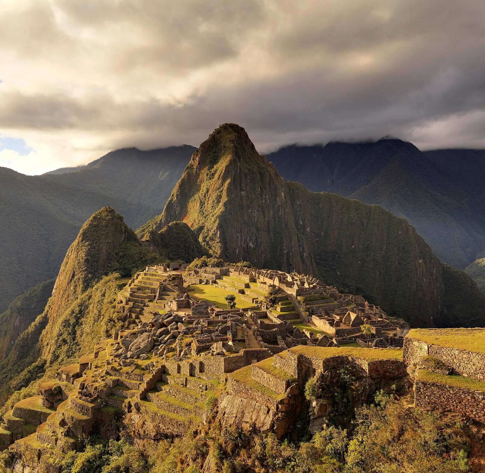 Le site du Machu Picchu et le Huayna Picchu sous la lumière du soir, en juin 2009