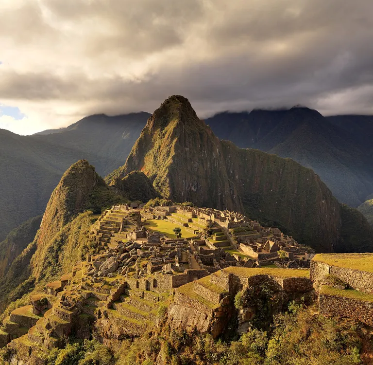 Le site du Machu Picchu et le Huayna Picchu sous la lumière du soir, en juin 2009