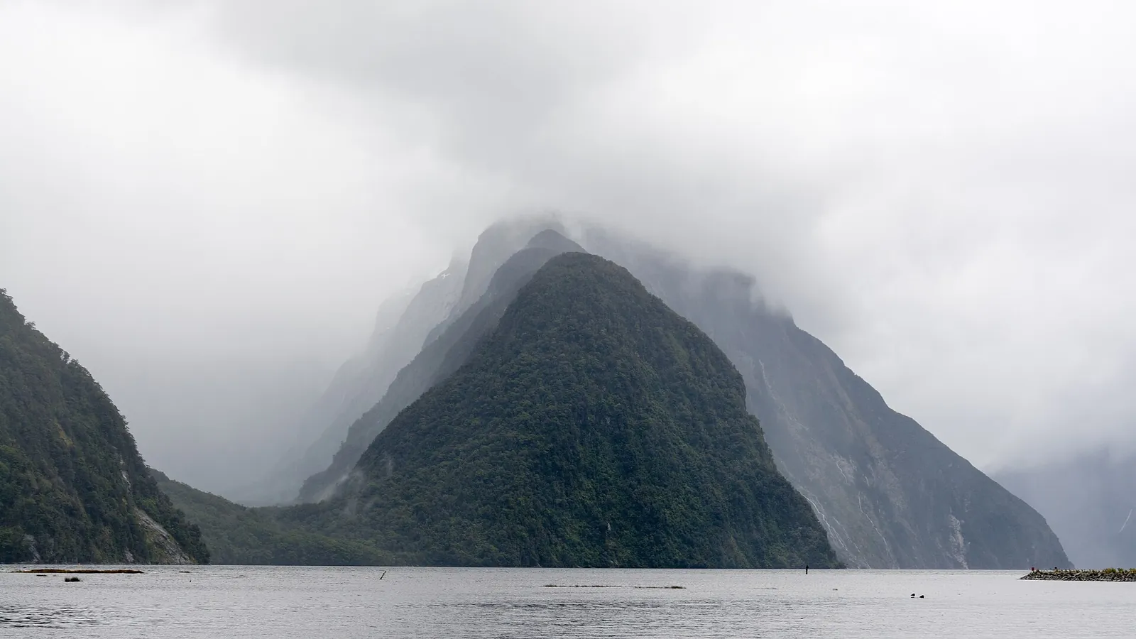 Les parois de Milford Sound au-dessus de l’eau sous les nuages, en novembre 2014