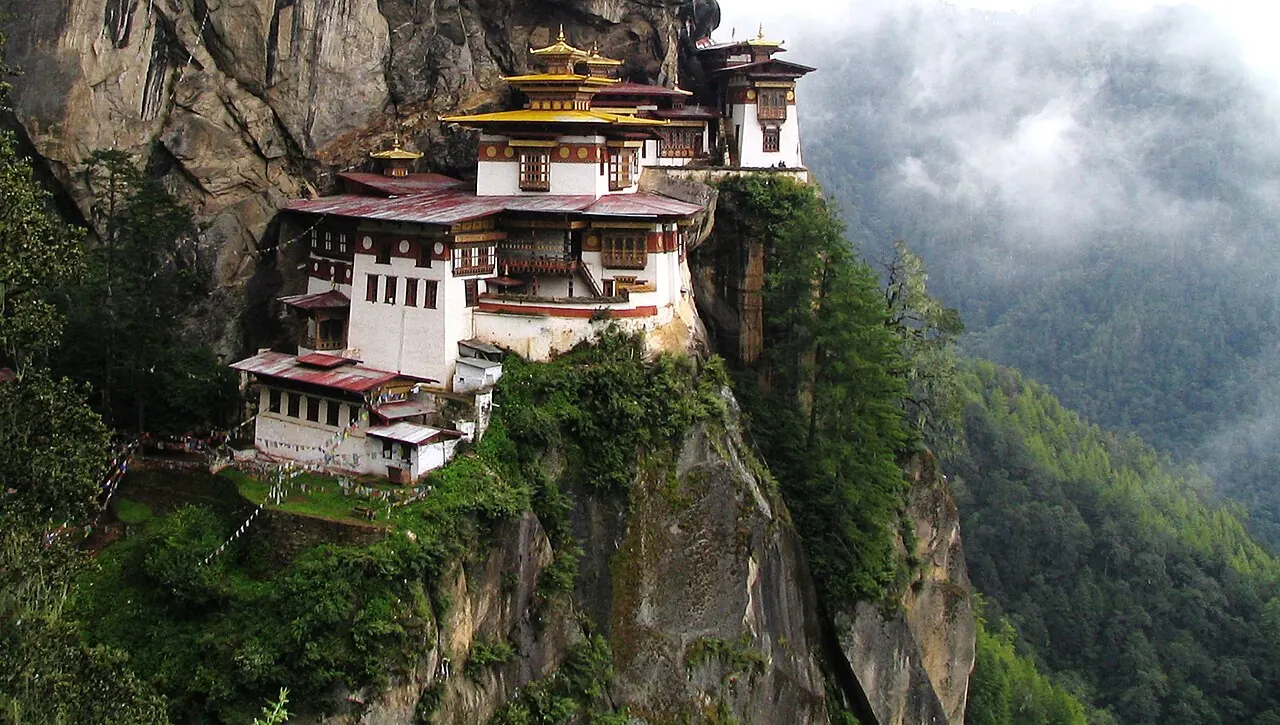 Le monastère de Taktsang accroché à la montagne au Bhoutan