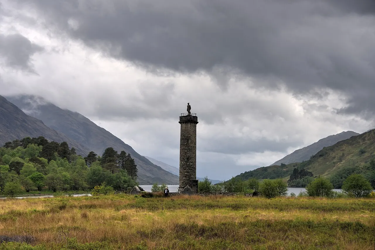 Le monument de Glenfinnan au bord du Loch Shiel