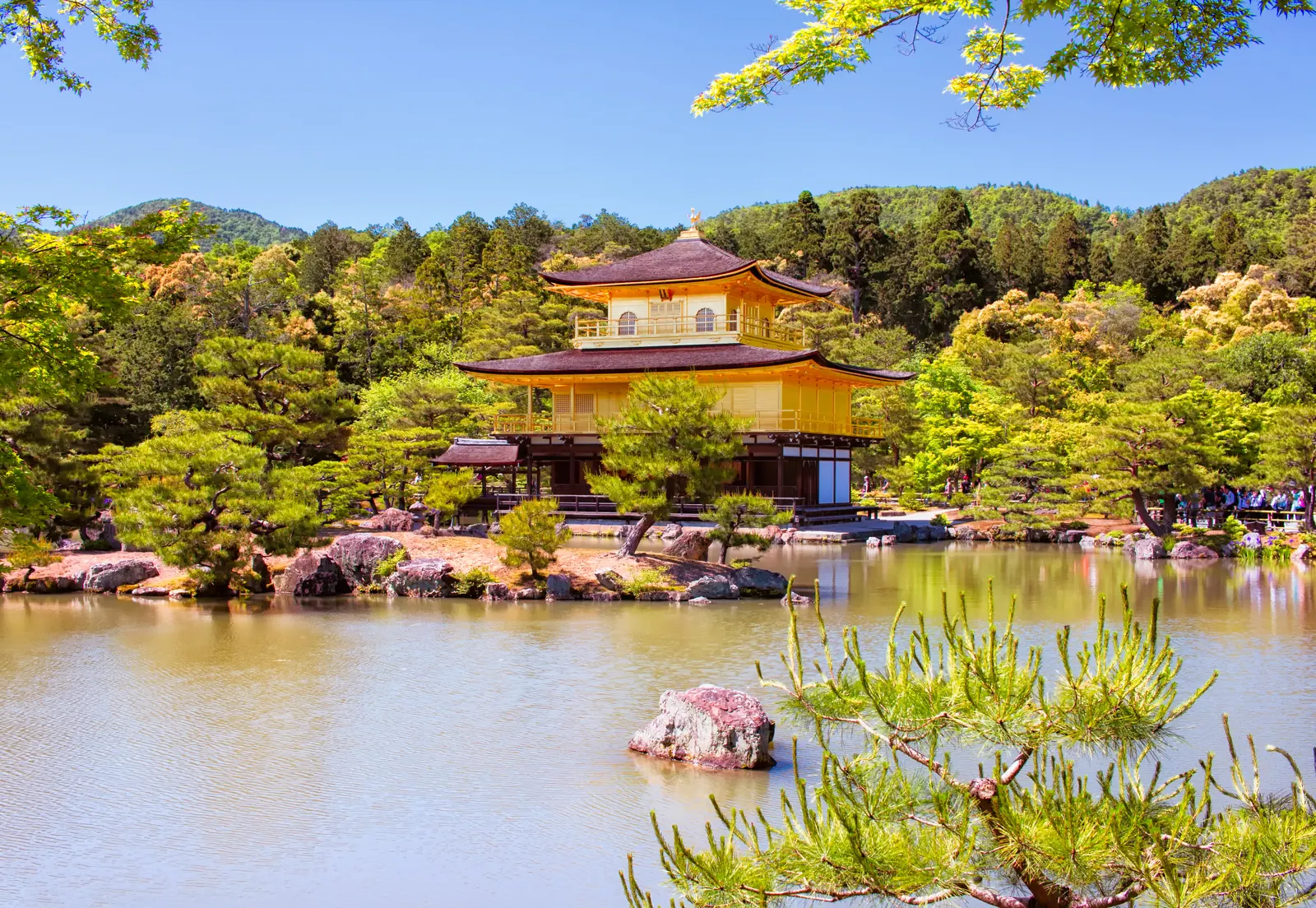 Le pavillon d’or et son étang à Kyoto