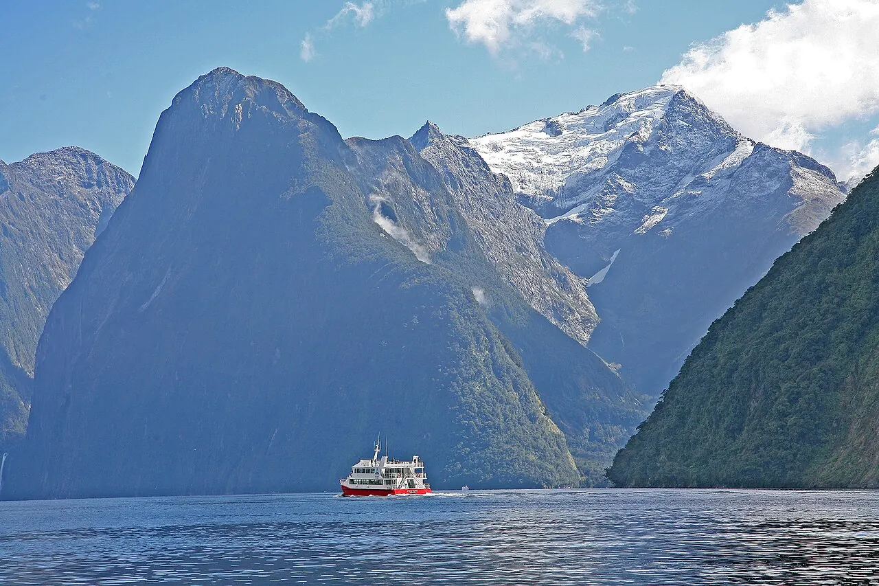 Les reliefs et les eaux de Milford Sound en Nouvelle-Zélande
