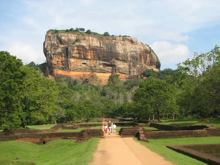 Le rocher de Sigiriya vu depuis les jardins, au Sri Lanka, en janvier 2006