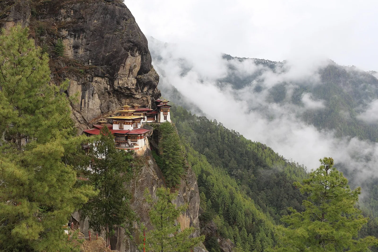 Le monastère de Taktsang accroché à la falaise au Bhoutan, photographié en mai 2018