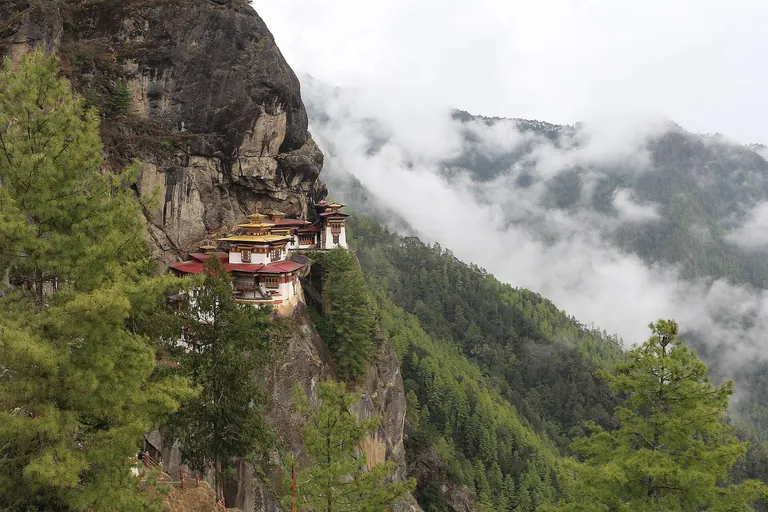 Le monastère de Taktsang accroché à la falaise au Bhoutan, photographié en mai 2018