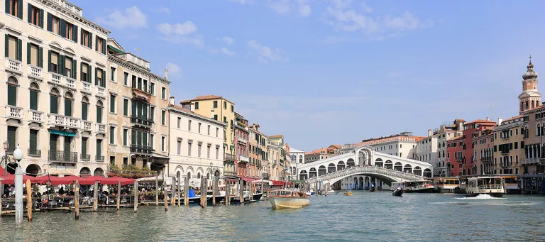 Le Grand Canal et le pont du Rialto à Venise, photographiés en septembre 2017